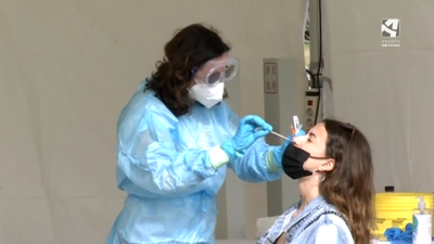Una sanitaria realiza una prueba diagnóstica a una joven.