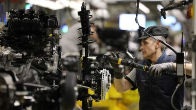 Trabajador de la factoría de Opel (Europa Press).