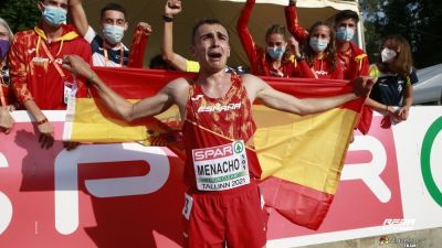 Eduardo Menacho celebra con los atletas españoles su título europeo de los 10.000 metros.