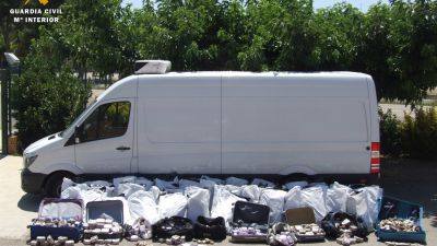 El vehículo en el que el detenido portaba más de 300 kilos de droga en el interior de sacos y maletas.