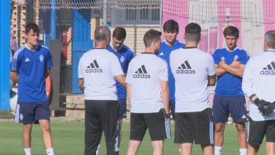 Juan Ignacio Martínez se dirige a sus jugadores en un entrenamiento en la Ciudad Deportiva.