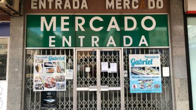En el Mercado Romareda solo sobrevive un puesto, la pescadería de Gabriel.
