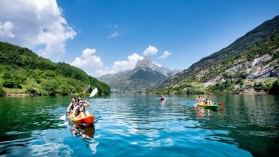 Varias personas practican kayak en el embalse de Lanuza (Huesca). Foto: Turismo de Aragón.
