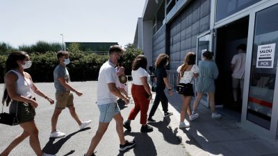 Varios jóvenes se realizan pruebas diagnósticas por la COVID-19