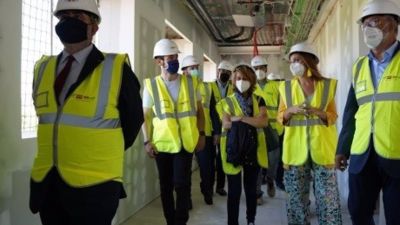 Autoridades en la visita a las obras de la nueva Facultad de Filosofía y Letras de la Universidad de Zaragoza.