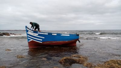 Imagen de una patera interceptada por la Guardia Civil (EP).