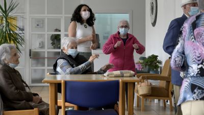 Ancianos en una residencia.