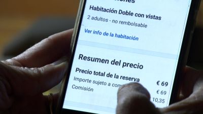 Imagen de una reserva de alojamiento en el móvil.