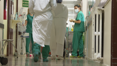 Los jóvenes acumulan más de la mitad de nuevos contagios, pero su incidencia entre ellos sigue a la baja.