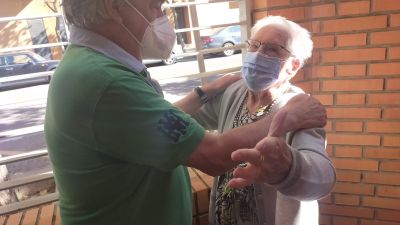 Rafaela, en la residencia Nuestra Señora del Carmen de la Fundación Ozanam, en Zaragoza, con Juan de Dios Blasco, voluntario de la asociación Seniors en red