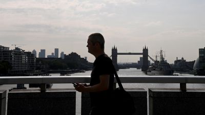 Un hombre sin mascarilla cruza este lunes el Támesis por el Puente de Londres, en la capital británica (EFE).