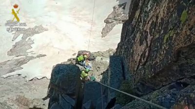 Rescate del cuerpo del montañero fallecido, en el pico Balaitús (Imagen: Guardia Civil).