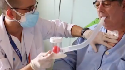 El doctor Alberto Jauregui con Jordi, el primer enfermo de COVID-19 trasplantado (foto: Hospital Vall d'Hebron).