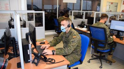 Un militar haciendo la labor de rastreador (EP).