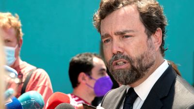 El portavoz de Vox en el Congreso atienden a los medios en su visita a Zaragoza (EFE).