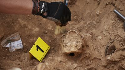 Trabajos de búsqueda y exhumación en una fosa (EP).