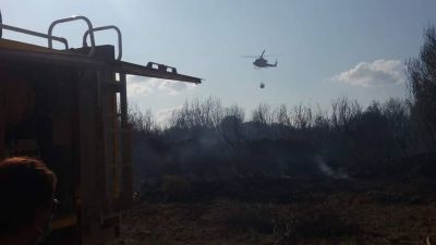 Un helicóptero trabajando en el incendio de Luesia (Zaragoza)