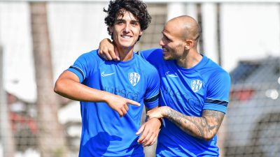 El canterano Hugo Anglada y Sandro bromean durante un entrenamiento.