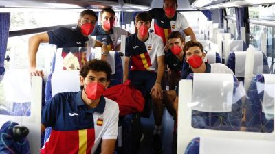 Jesús Vallejo, junto a varios compañeros de la selección olímpica en Sapporo.