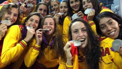 Andrea Blas, en primer plano a la derecha, posa con la plata olímpica lograda en Londres 2012.