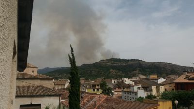 Imagen del humo del incendio que se contempla desde la localidad de Graus (Huesca)