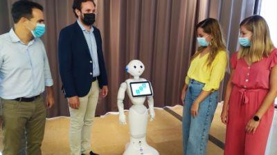 La Consejera de Ciencia, Maru Díaz, junto con el robot robot “innovación”.