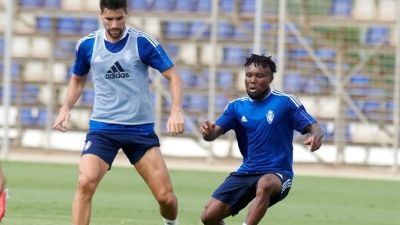 Adrián González controla un balón en un entrenamiento ante la presencia de Igbekeme.