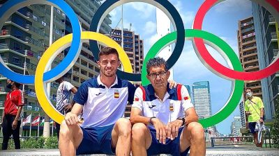 Carlos Mayo, junto a su entrenador José Luis Mareca en Tokio.