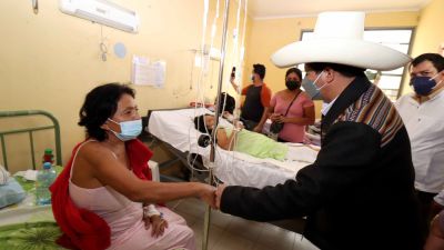 El presidente de Perú, Pedro Castillo, visita un hospital con heridos por el seísmo en Piura (Perú).