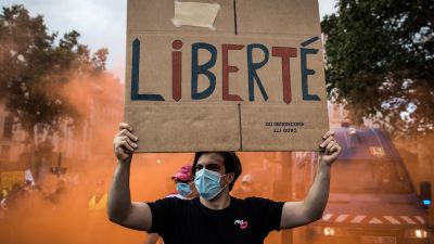 Un manifestante durante las protestas en Francia contra las medidas sanitarias.