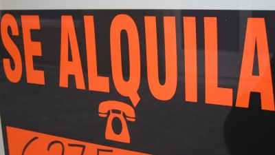 Imagen de un cartel que ofrece un inmueble en alquiler (EP).