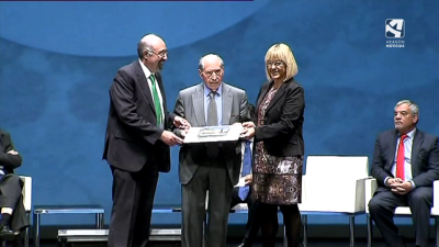 Ángel Luengo, recibiendo una distinción.