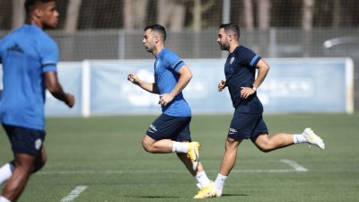 Los jugadores de la SD Huesca durante el entrenamiento de este lunes.