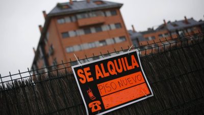 Imagen de un cartel en la que aparecen las palabras 'se alquila' (EP).