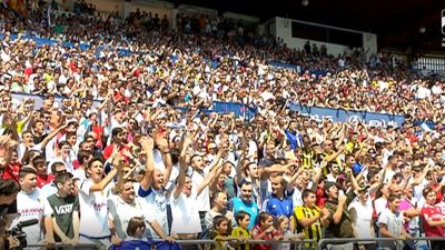 Aficionados en el estadio municipal de La Romareda.