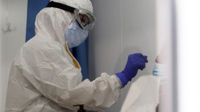 Un sanitario realiza un prueba PCR.