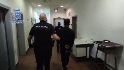 La policía acompaña a uno de los detenidos (Policía Nacional).