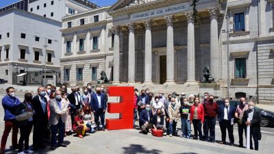 Miembros de la Plataforma de la España Vaciada junto al Congreso. (Foto: Teruel Existe)