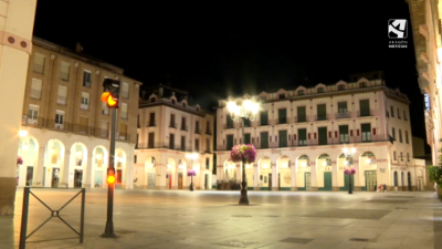 La plaza Luis López Allué, en el centro de Huesca, vacía tras el toque de queda.