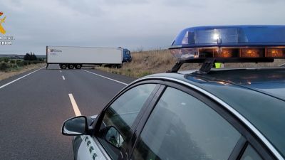 El vehículo ha quedado cruzado en la autovía, cortando los dos sentidos de la circulación. (Foto: Guardia Civil Huesca).