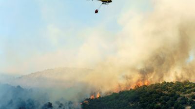 Un helicóptero, en la labores de extinción del incendio declarado en el término de El Tiemblo, en Ávila (EP).