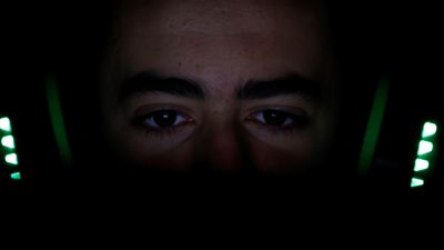 Un adolescente, con cascos (EFE).