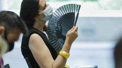 Una mujer se abanica para paliar el calor.