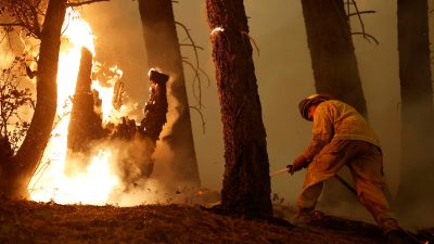 Un bombero combate las llamas en Dixie Fire, California (EFE).