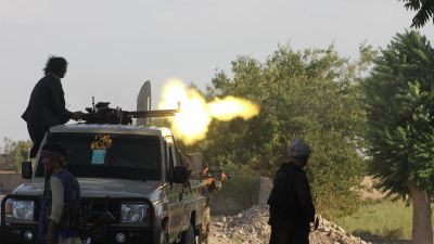 Fuerzas afganas intercambian disparos con militantes talibanes.