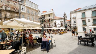 Varias personas en una terraza de Vigo