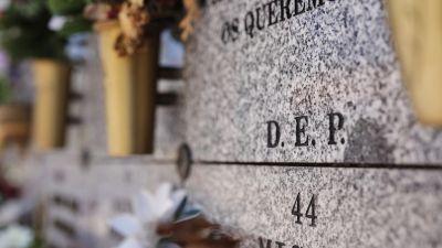 Imagen de varios nichos de un cementerio (EP).