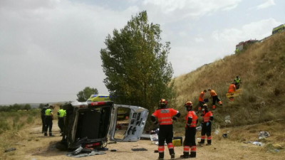 El vehículo ha caído por un terraplén en la entrada al viaducto. (Foto: Bomberos Diputación Teruel).