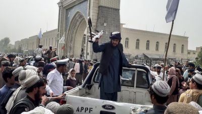Llegada de un grupo talibán a Kabul (Afganistán).