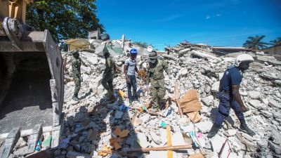 Personal realiza trabajos de remoción de escombros (Haití).